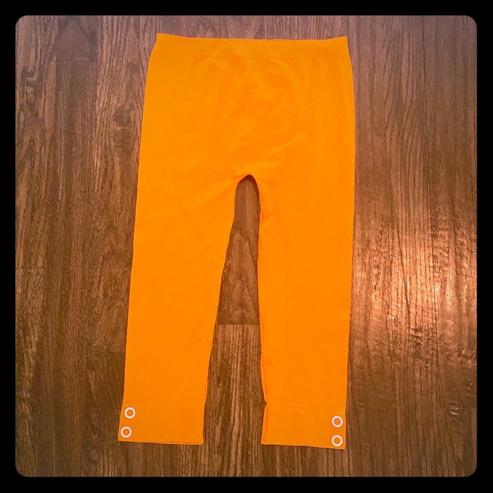 🍊 orange leggings